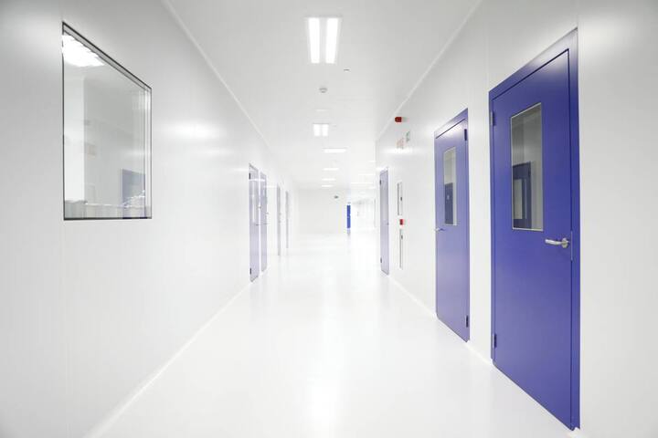 Steriel laboratoriumgang met zicht op productieapparatuur