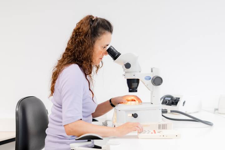 Vrouw laboratorium onderzoek microscoop