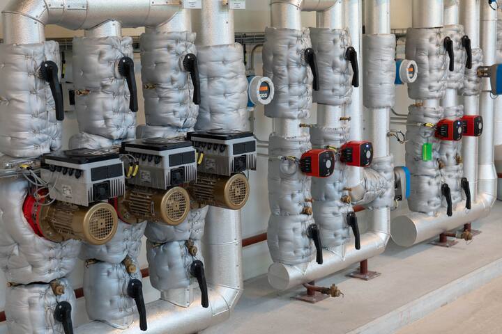 Installation with multiple insulated pipes and pump units in a technical room