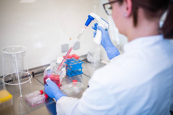 Women testing in laboratory 
